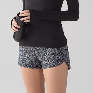 Lululemon Speed Short 4-way Stretch 2.5" Daisy Dust Alpine White Black Size 2